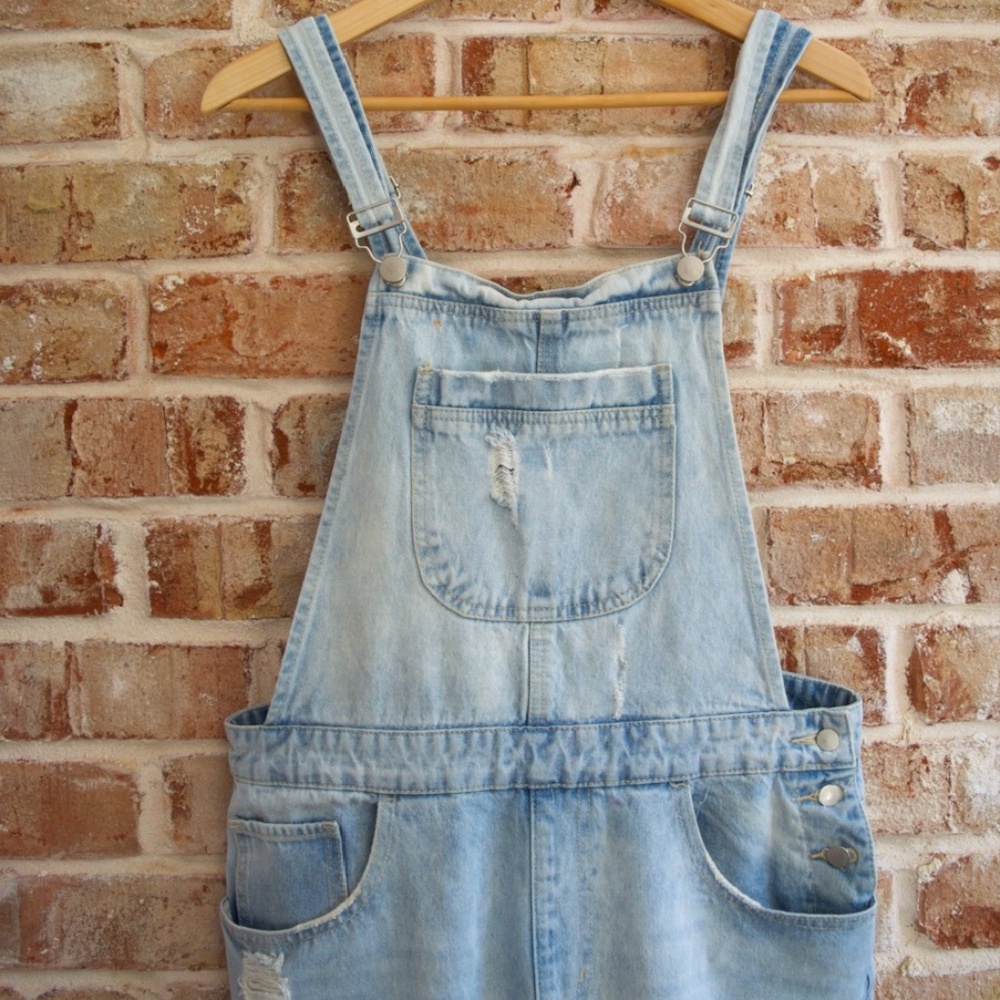 Forever 21 women's light wash distressed jean bib overalls with pockets, size 28